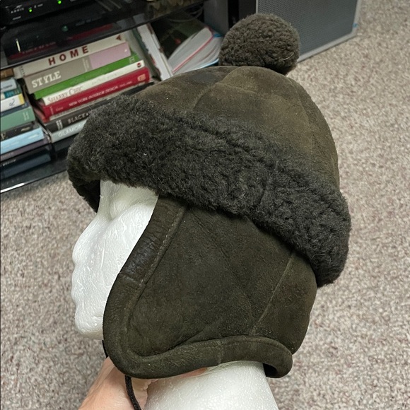 Vintage real Shearling Trapper Hat with Pom Pom and chin tie flaps - Picture 2 of 8